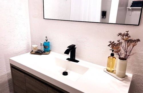 Lincolnville Hotel | King Suite in Boutique Hotel4, walk to downtown