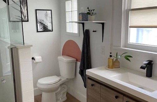 Lincolnville Hotel | King Suite in Boutique Hotel6, walk to downtown