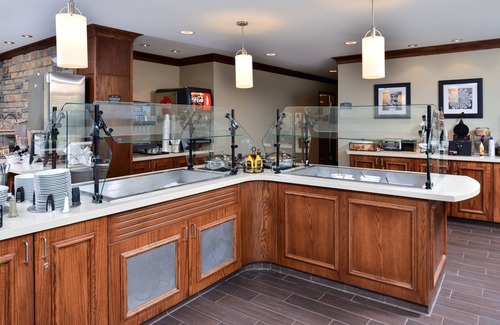 Rochester Condo | King Suite in Rochester | Free Breakfast + Shared Pool & Hot Tub. Great for Business Travelers!