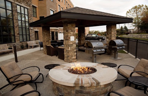 Auburn Hills Condo | King Suite. Indoor Pool. Free Breakfast. | Near Sea Life Michigan