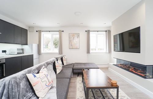 Weston-super-Mare Apartment | King suite modern flat next to the Beach