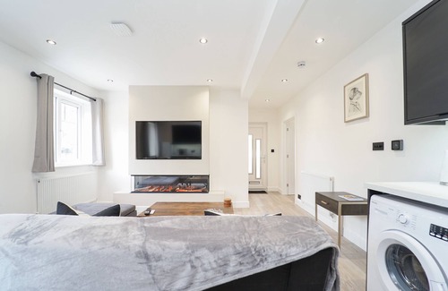 Weston-super-Mare Apartment | King suite modern flat next to the Beach