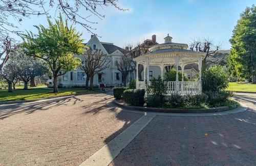 Salinas House | KING SUITE MINS MONTEREY CARMEL