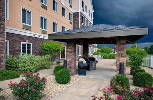Rockford Condo | King Suite. Pool. Free Breakfast. Near Midway Village Museum!