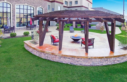 Longview Condo | King Suite w/Roll-in Shower. Free Breakfast. Indoor Pool & Hot Tub.