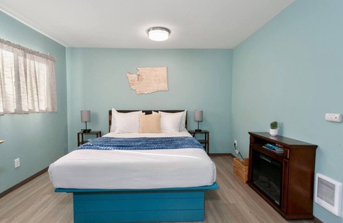 Grayland Hotel | King Suite | WiFi | Pet-Friendly