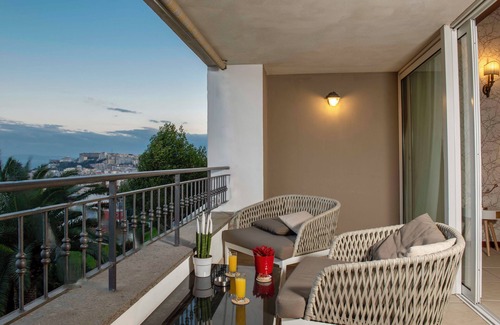 Arenella Apartment | King Suite with Panoramic Jacuzzi, Terrace, Kitchen, and 2 Bedrooms