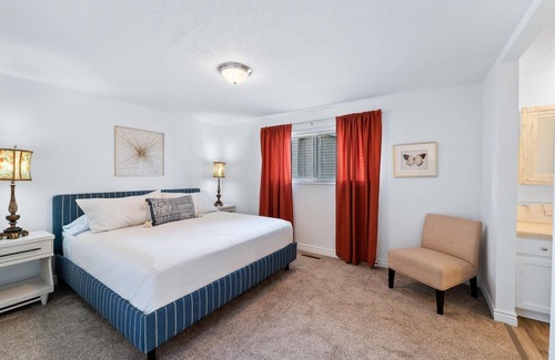 Orem House | King Suite with Private Ensuite & Waffle Breakfast