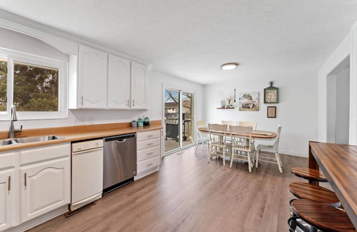 Orem House | King Suite with Private Ensuite & Waffle Breakfast