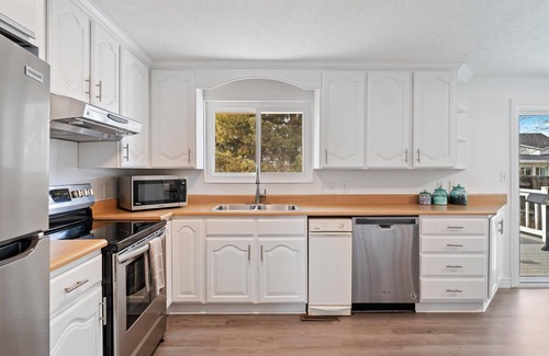 Orem House | King Suite with Private Ensuite & Waffle Breakfast