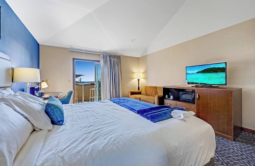 Bodega Bay Hotel | King Vaulted Ceiling Room with Ocean View