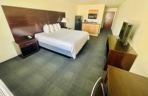 Cuero House | King With Kitchenette at FairBridge Inn & Suites Cuero, Free Parking!