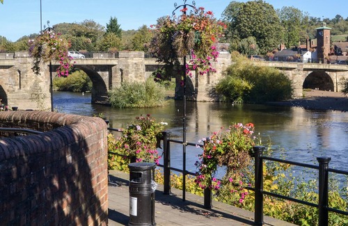 Bridgnorth Cabin | KINGFISHER LODGE, with a garden in Bridgnorth