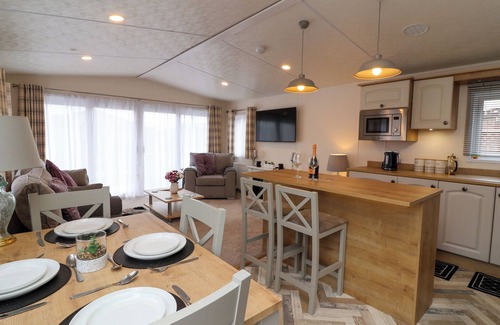 Evesham Cottage | KINGFISHER LODGE, with a garden in Evesham