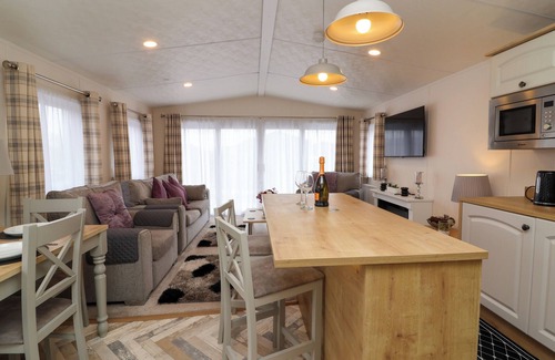 Evesham Cottage | KINGFISHER LODGE, with a garden in Evesham
