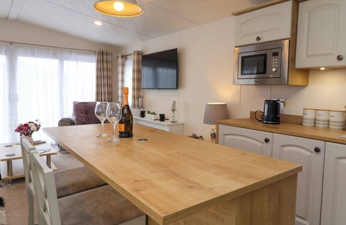 Evesham Cottage | KINGFISHER LODGE, with a garden in Evesham