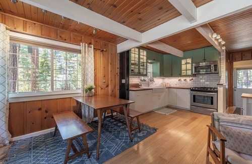 Kings Beach Cabin | Kings Beach Cottage | Pet Friendly, Hot Tub, Desk