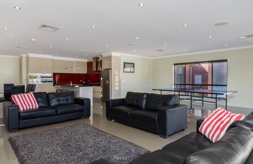 Yarrawonga House | Kings House - SOLAR POOL! *FREE weeknight June-Aug for Fri/Sat booking! Enquire!