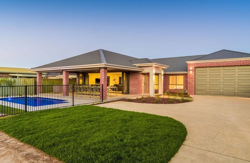 Yarrawonga House | Kings House - SOLAR POOL! *FREE weeknight June-Aug for Fri/Sat booking! Enquire!