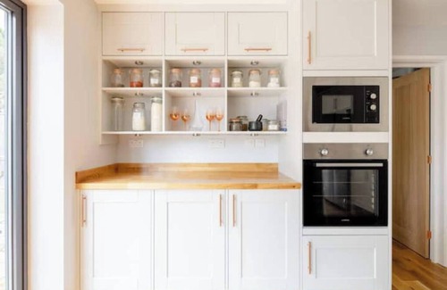 Crawley House | Kings Size full en-suite room on leafy avenue.