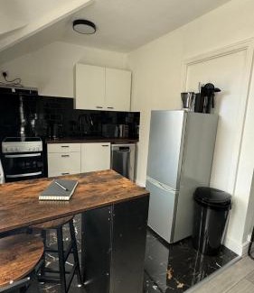 Grove Apartment | Kingston Studio, ideal for professionals relocators and leisure stays, near Kingston Station and Shopping Centre