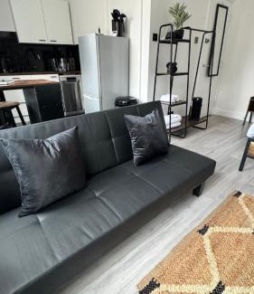 Grove Apartment | Kingston Studio, ideal for professionals relocators and leisure stays, near Kingston Station and Shopping Centre