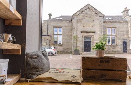 Kinross Apartment | Kinross Residence - sleeps 6 guests in 2 bedrooms