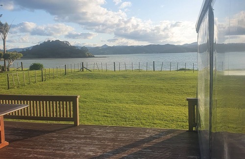 Whangaruru House | Kirikiri Pawhaoa nBeautiful Beach Front Property Balnd BaynWhangaruru Habour n