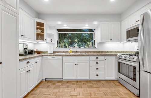 North Rose Hill House | Kirkland Luxury Getaway with Backyard & Workspace!