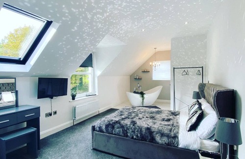 Armoy Bed & Breakfast | Kirkpatrick house @littlelakelodges retreat spa type getaway, Hottubs & bbq huts