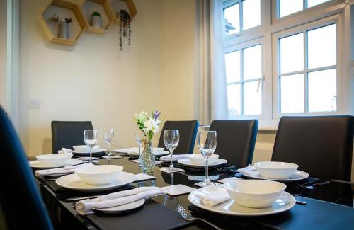 Stanley House | Kirkstall by Alt-Stay - 4 Bed Contractor, Corporate & Relocation Accommodation with 2x En Suites and King Beds plus Kitchen, Laundry, Parking, Workspaces, Smart TV and Fast Wi Fi - Long Stay Ready with Weekly and Monthly Rates