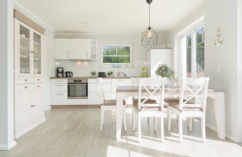Monchneversdorf House | Kleines Schwedenhaus am See mit Sauna und Terrasse in Mönchneversdorf