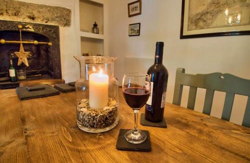 Camborne House | Knocker Cottage is a 3 bedroom made up of 1 double bedroom and 2 small double bedrooms in small village 10 min to beaches