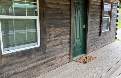 Pine Ridge Cabin | KNOTTY PINE 🌲 Handcrafted Cozy Cabin in RRG Hot Tub Fireplace Pet Friendly