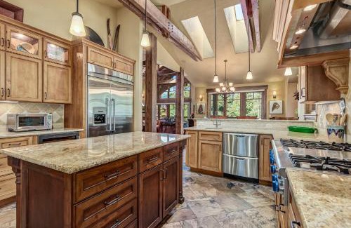 The Highlands House | Kodi Lodge by Great Western Lodging