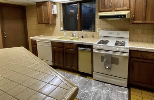 Huffman - O' Malley Apartment | Kodiak Kave- Sleeps 5, hot tub, S. Anch close to amenities!