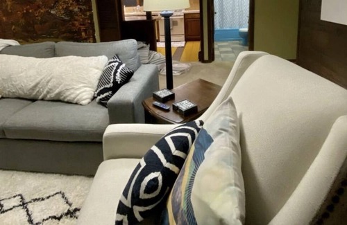 Huffman - O' Malley Apartment | Kodiak Kave- Sleeps 5, hot tub, S. Anch close to amenities!