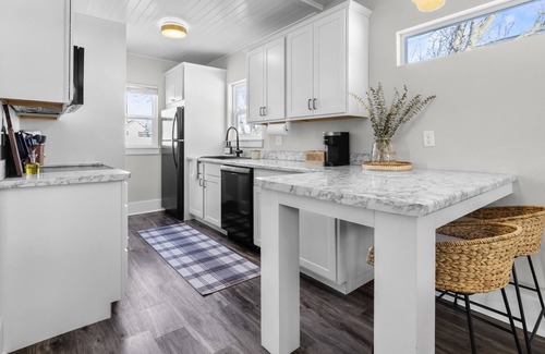 Cedar Rapids House | Koko’s Cottage! Beautiful home near downtown CR!