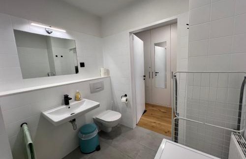 Oberdobling Apartment | Kompaktes Zentrales Studio mit Parkplatz