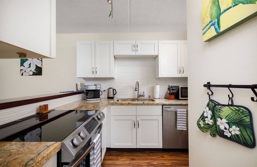 Historic Kailua Village Condo | KONA PACIFIC C-618 NICE OCEAN VIEW, Top Floor, WALK TO TOWN! Elevator, AC!