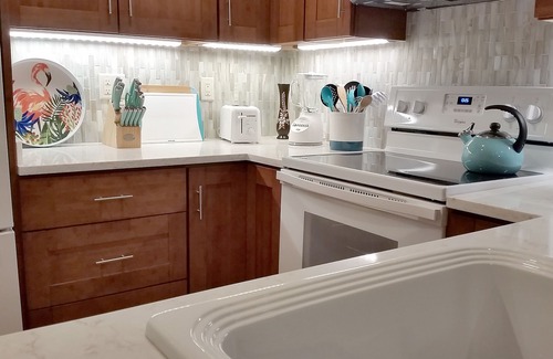 Historic Kailua Village Condo | Kona Reef B34/20% Discount for 2026/Beachfront/Top Floor/Air Con/WiFi