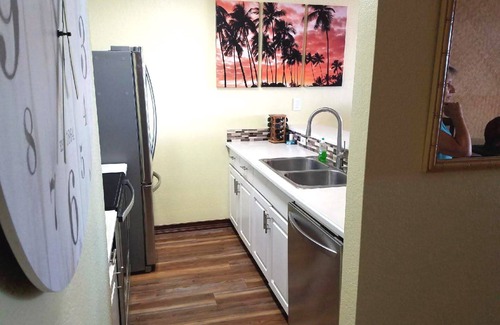 Historic Kailua Village Condo | Kona Reef Condo on Beach with Ocean View, Wifi, King bed & Elevator