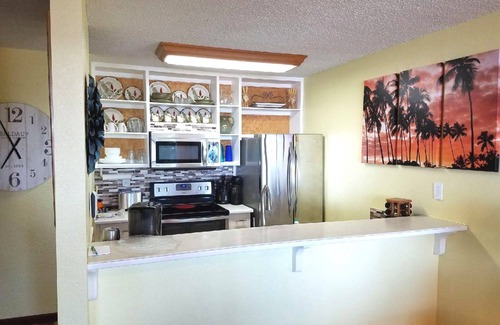 Historic Kailua Village Condo | Kona Reef Condo on Beach with Ocean View, Wifi, King bed & Elevator