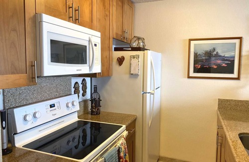 Kailua-Kona Condo | Kona Reef D24 - Direct Ocean Front Condo - Available for Ironman - Oct 4-18 !