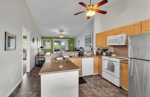 Kailua-Kona Condo | Kona Sea Ridge#Y22: Beautiful Top Floor unit with Ocean Views in Gated area