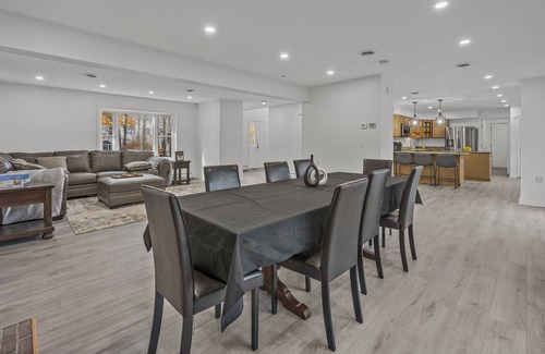 South Fallsburg House | Kosher Home -2 min Walk to Shul -Hot Tub-Pool-Game Rm