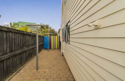 Matarangi Cottage | Kowhai Corner - Matarangi Holiday Home