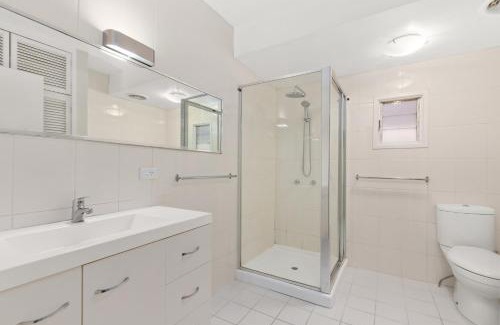 Albion Apartment | KOZYGURU ALBION CHARMING HOUSE WITH 3 BEDROOM PARKING -QAL035