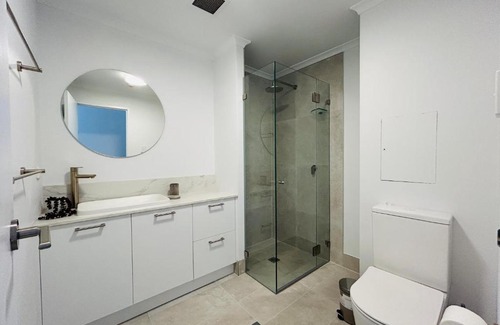 Camperdown Apartment | KozyGuru Camperdown Cozy 2-Bed Apt and Parking