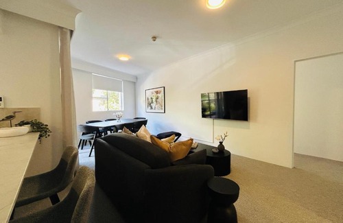 Camperdown Apartment | KozyGuru Camperdown Cozy 2-Bed Apt and Parking